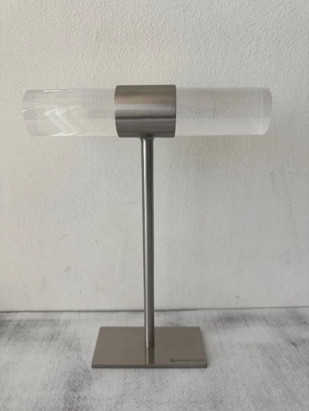 KENDRA SCOTT Silver High Acrylic Metal T Bar Jewelry Bracelet Stand Display nib